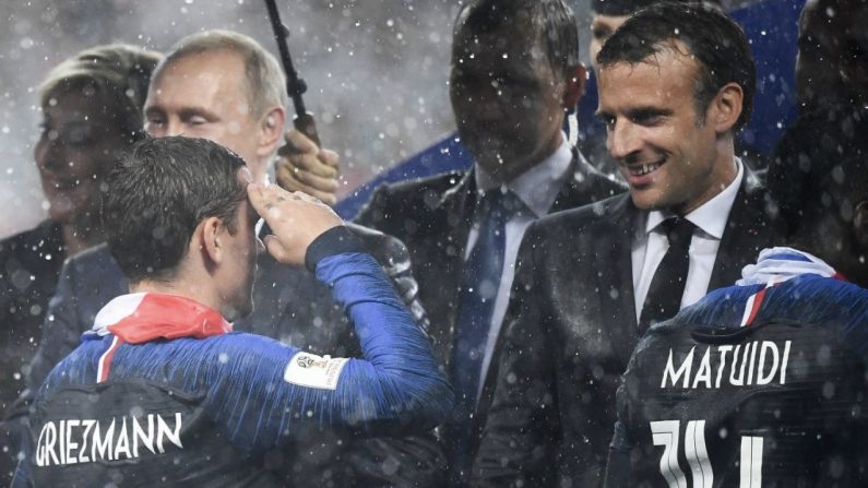  L'attaquant français Antoine Griezmann (G) salue le président français Emmanuel Macron lors de la cérémonie de remise des trophées après avoir remporté la finale de la Coupe du monde de football Russie 2018 entre la France et la Croatie au stade Luzhniki à Moscou le 15 juillet 2018. (FRANCK FIFE/AFP/Getty Images)