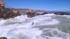 Des amis se mobilisent pour sauver un garçon qui est tombé dans des vagues déchaînées sur la plage