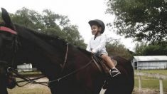 Une maman entend la voix de son fils autiste pour la première fois quand il monte à cheval