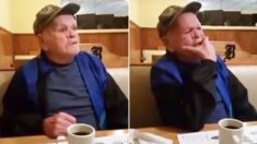 Ce vétéran de la Seconde Guerre mondiale a 90 ans. Il ne peut pas voir son serveur, mais il fond en larmes lorsqu’il reconnaît sa voix