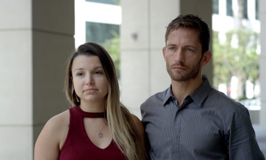 Mishel Eder et Marcus Kowal à l'extérieur du palais de justice où la femme qui a tué Liam a été jugée pour homicide involontaire. (Avec l'aimable autorisation de Winters Rock Entertainment's « Letters to Liam »)