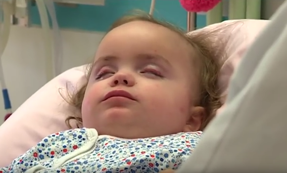 Emy âgée de 22 mois est atteinte de la maladie de Sandhoff (Capture d’écran France3 Normandie YouTube)