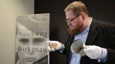 Une tasse découverte à Auschwitz a une marque de rouille en forme de cœur. Puis une radiographie révèle un secret caché
