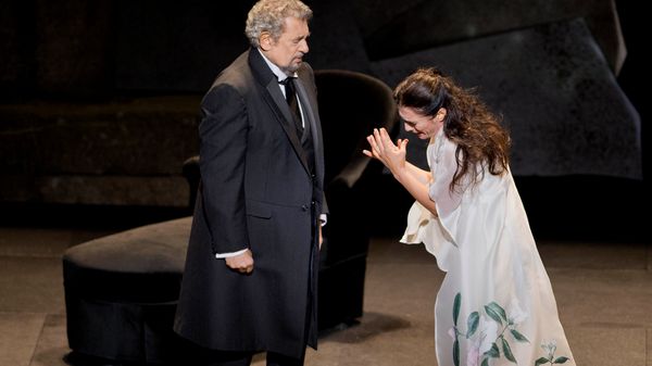 Une femme écoute la Traviata en boucle pendant 16 ans sur des haut-parleurs – elle a été arrêtée par la police