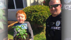 Un policier fait le bonheur d’un garçon autiste en lui rendant son plant de poivron