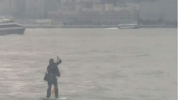 Un homme en costume décide de traverser le fleuve Hudson sur un paddle, c’est très insolite !