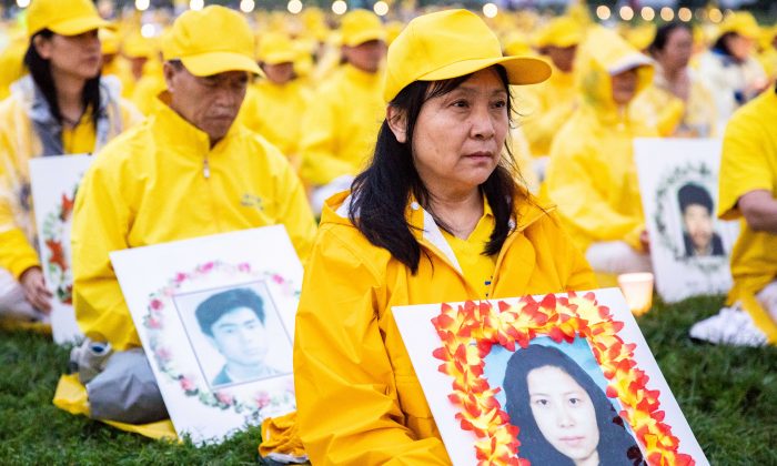 Gao Weiwei, à Washington le 22 juin 2018, tient une photo de sa soeur, Gao Rongrong, qui a été tuée en Chine communiste pour sa croyance dans le Falun Gong. (Samira Bouaou / The Epoch Times)