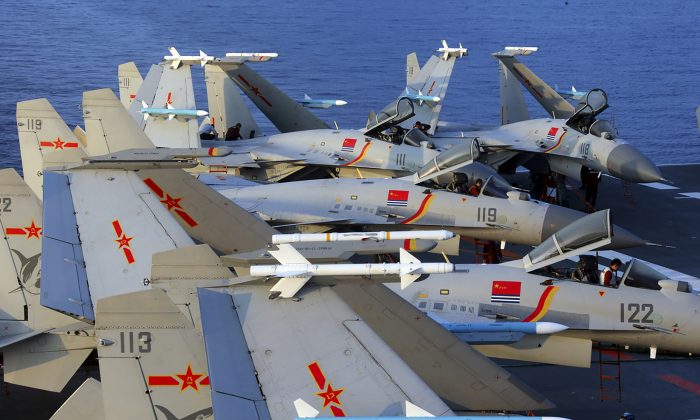 Cette photo, prise en avril 2018, montre des avions de combat polyvalents J-15 sur Liaoning, le porte-avions chinois, lors des manœuvres navales. Le récent rapport annuel du Pentagone sur les forces armées chinoises indique que la Chine entraînerait les équipages de ses bombardiers pour attaquer les forces des États-Unis et de leurs alliés. (AFP/Getty Images)