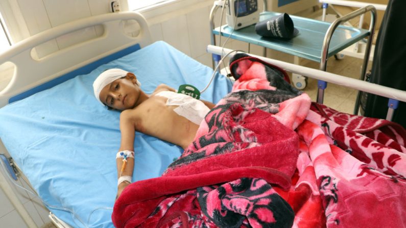 Un enfant yéménite blessé gît sur un lit dans une clinique d’urgence suite à une attaque aérienne dans la ville de Saada le 19 juillet 2018.  photo / AFP / Getty Images. (Photo de complaisance)