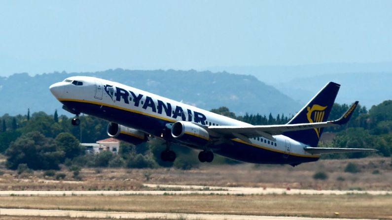 Un avion de Ryanair décolle de l'aéroport de Valence le 25 juillet 2018 alors que l'équipage de cabine de la compagnie aérienne entame une grève de deux jours. Photo : JOSE JORDAN / AFP / Getty Images.