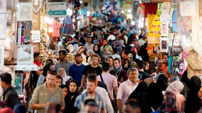 Le 28 juillet 2018. Les gens traversent l'ancien grand bazar de Téhéran à la veille des sanctions américaines. Photo : ATTA KENARE / AFP / Getty Images.
