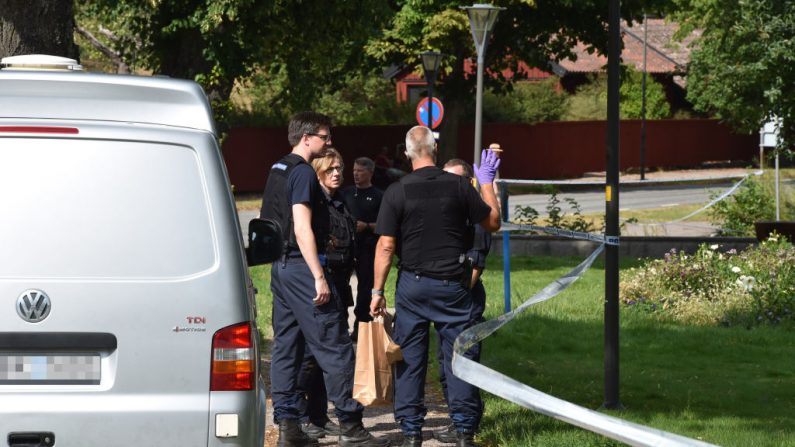La police se tient à côté d'une zone bouclée le 31 juillet 2018 alors qu'elle enquête après que des bijoux royaux suédois datés du 17ème siècle ont été volés dans la cathédrale de Strängnäs, à l'ouest de Stockholm. Photo PONTUS STENBERG / AFP / Getty Images