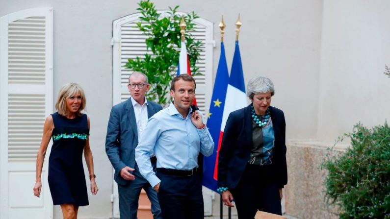 Le président français Emmanuel Macron et son épouse Brigitte Macron marchent avec le Premier ministre britannique Theresa May et son mari Philip May avant leur dîner au Fort de Bregancon, à Bornes- les-Mimosas, sud-est de la France, le 3 août 2018. Photo : SEBASTIEN NOGIER / AFP / Getty Images.