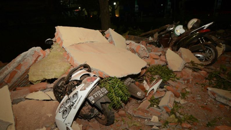 Le 5 août 2018, des vélos sont recouverts de débris dans un centre commercial de Denpasar, la capitale de Bali, après que le tremblement de terre qui a frappé l'île voisine de Lombok. Un puissant séisme a frappé la ville indonésienne de Lombok, faisant fuir les habitants et provoquant une alerte au tsunami. Photo SONNY TUMBELAKA / AFP / Getty Images.