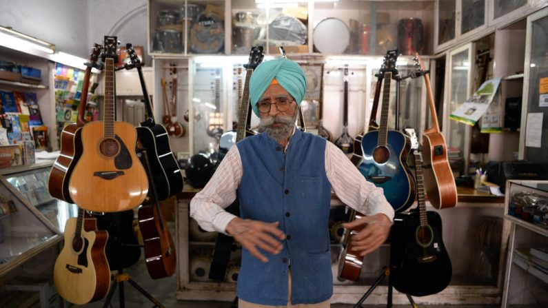 Cette photo prise le 19 juin 2018 montre Ajit Singh, 86 ans, propriétaire du magasin de musique qui a réparé la guitare de John Lennon et avec laquelle il a joué lors du 25e anniversaire de George Harrison, lorsque les Beatles ont séjourné dans un ashram de Rishikesh  en Inde. SAJJAD HUSSAIN / AFP / Getty Images.