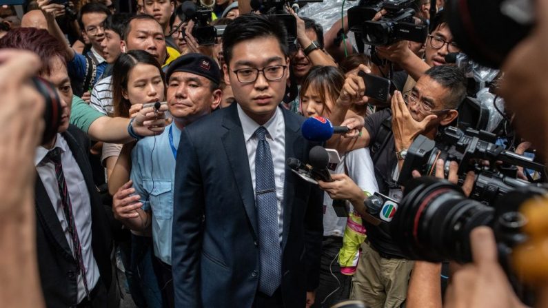 Andy Chan fondateur du Parti national de Hong Kong, est entouré de membres des médias alors qu'il quitte le Club des correspondants étrangers à Hong Kong le 14 août 2018. Photo PHILIP FONG / AFP / Getty Images.