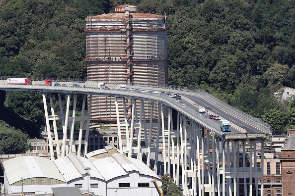 Vue générale du pont Morandi à Gênes le 15 août après son effondrement la veille. (VALERY HACHE/AFP/Getty Images)