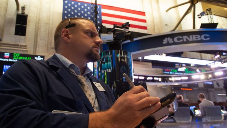 À la Bourse de New York le 21 août 2018 à New York, les actions de Wall Street ont grimpé en puissance à l'annonce de la reprise des négociations commerciales entre les Etats-Unis et la Chine. Photo : BRYAN R. SMITH / AFP / Getty Images.