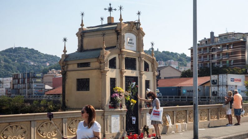 19 août : une femme fait une pause parmi les hommages pour les victimes du pont de Morandi sur un pont en face le 19 août 2018 à Gênes, en Italie. 43 personnes ont été tuées après l'effondrement d'une grande partie du pont autoroutier de Morandi le 14 août 2018. Photo de Jack Taylor / Getty Images.