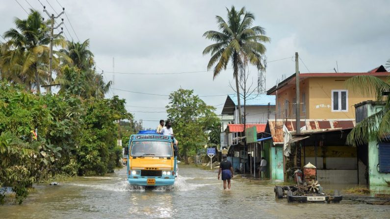 Le 20 août 2018, un -camion emprunte une route inondée dans le sud de l’Inde. La chasse aux cadavres a laissé l’impression chez les sauveteurs comme étant la pire mousson en un siècle dans l'État du Kerala, le nombre de morts dépassant les 400. Photo : MANJUNATH KIRAN / AFP / Getty Images.