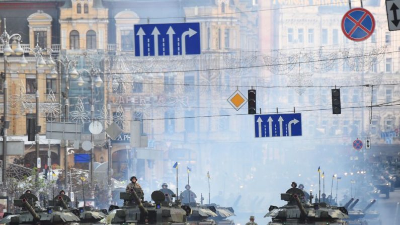 Les chars de l'armée ukrainienne participent à une répétition du défilé dans le centre de Kiev le 20 août 2018, avant la célébration de la fête de l'indépendance de l'Ukraine le 24 août. 4 500 militaires et 250 pièces d'équipement militaire participe au défilé vendredi prochain. Photo SERGEI SUPINSKY / AFP / Getty Images.
