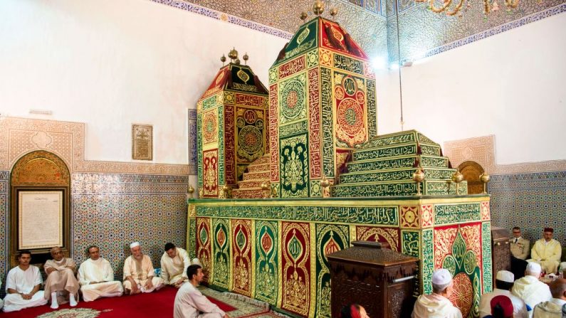 Chaque été, des dizaines de milliers de personnes inondent une petite ville du centre du Maroc pour honorer un saint soufi enterré il y a 12 siècles. Un descendant du prophète Mahomet, le fondateur de l'ancienne dynastie d'Idrisid. Photo FADEL SENNA / AFP / Getty Images.