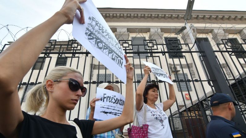 Des manifestants demandent la libération du réalisateur ukrainien Oleg Sentsov lors d'un rassemblement devant l'ambassade de Russie dans la capitale ukrainienne de Kiev le 21 Août 2018. Photo GENYA SAVILOV / AFP / Getty Images.