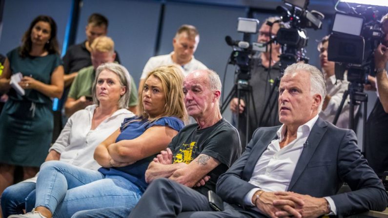 La famille de Nicky Verstappen, un garçon de 11 ans assassiné, il y a 20 ans : son père Peter Verstappen, sa sœur Femke et sa mère Berthie Verstappen sont assis les uns à côté des autres lors d'une conférence de presse à Maastricht, le 22 août 2018. Photo MARCEL VAN HOORN / AFP / Getty Images.