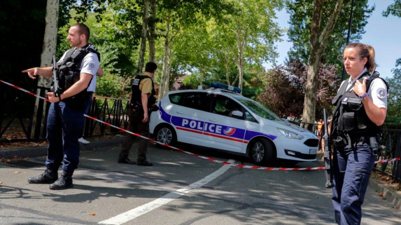 Les policiers sont en alerte alors qu’ils bloquent une route à Trappes, au sud-ouest de Paris, le 23 août 2018, à la suite d’une attaque au couteau. Photo : THOMAS SAMSON / AFP / Getty Images.