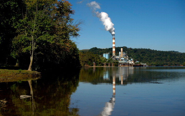 Un panache de fumée s’étend depuis la centrale électrique de Mitchell, une centrale au charbon construite le long de la rivière Monongahela, à 32 kilomètres au sud-ouest de Pittsburgh. Photo par Jeff Swensen / Getty Images.