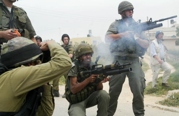 La police des frontières israélienne tire des gaz lacrymogènes sur des manifestants lors d'une violente manifestation. Photo Uriel Sinai / Getty Images.