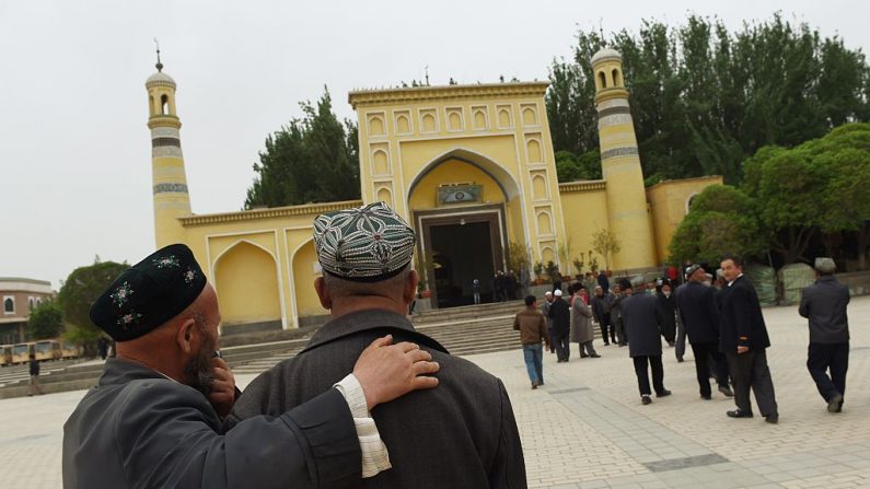 Des hommes ouïghours se rendant à la mosquée Id Kah pour des prières d’après-midi à Kashgar, dans la région du Xinjiang, à l’ouest de la Chine. Les autorités chinoises ont restreint ces dernières années les expressions de la religion au Xinjiang. Photo : GREG BAKER / AFP / Getty Images.