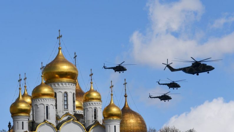 Des hélicoptères russes Mi-8 et Mi-26 survolent les cathédrales du Kremlin lors d'une répétition du défilé militaire du Jour de la Victoire dans le centre de Moscou, Photo NATALIA KOLESNIKOVA / AFP / Getty Images.