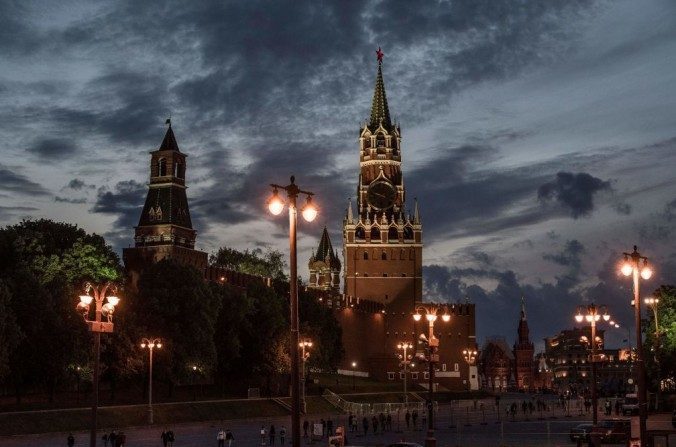 Le soleil se couche derrière le Kremlin et la place Rouge de Moscou, le 8 juin 2017. (MLADEN ANTONOV/AFP/Getty Images)
