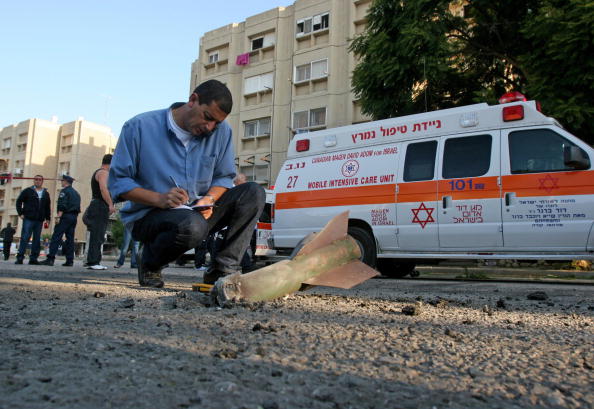 Dans la ville de Sderot (sud du pays) un expert militaire prend des notes sur les lieux de l’attaque, une personne a été blessée. Photo LIMOR EDREY / AFP / Getty Images.