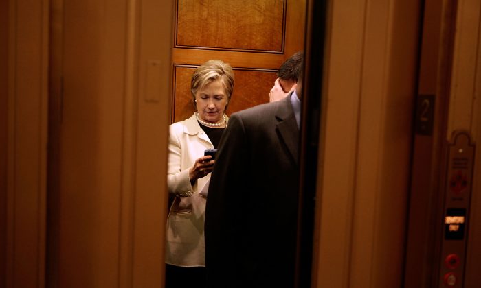 La sénatrice Hillary Clinton, alors secrétaire d'État désignée, regarde son BlackBerry dans un ascenseur au Capitole, le 7 janvier 2009. (Chip Somodevilla/Getty Images)