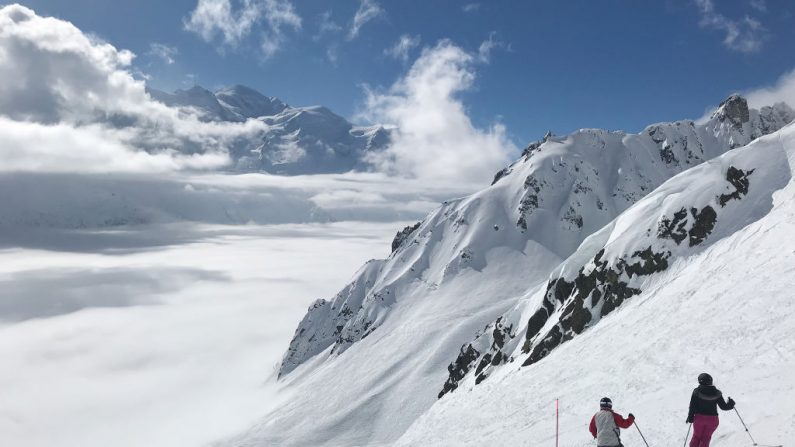 Les Alpes françaises sont une destination populaire pour les skieurs et les grimpeurs, mais ils sont également dangereux. Plusieurs visiteurs sont tombés à la dérive en faisant du ski ou du snowboard hors-piste ces dernières semaines. Photo par Sean Gallup / Getty Images.