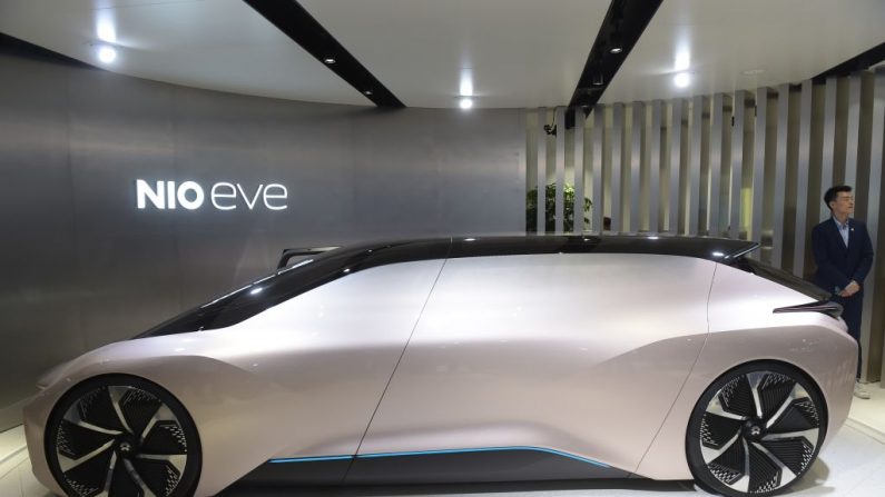 Le concept-car de Nio Eve est présenté lors du salon de l’automobile de Pékin le 25 avril 2018. Des géants de l’industrie tels que Volkswagen, Daimler, Toyota, Nissan, Ford et d’autres ont exposé plus de 1 000 modèles. Photo : NICOLAS ASFOURI / AFP / Getty Images.