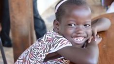 Une révélation choquante : Une « orpheline » ougandaise révèle la vérité sur sa famille biologique après avoir appris l’anglais