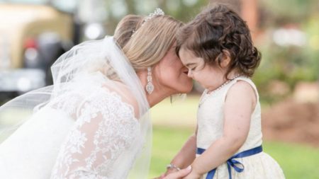 Une femme donne de la moelle osseuse à une fillette de 3 ans et l’invite à être bouquetière à son mariage