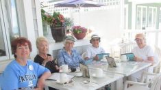 Un chanteur remarque cinq dames âgées « très mignonnes » qui mangent, il ressent une forte envie de payer leur addition