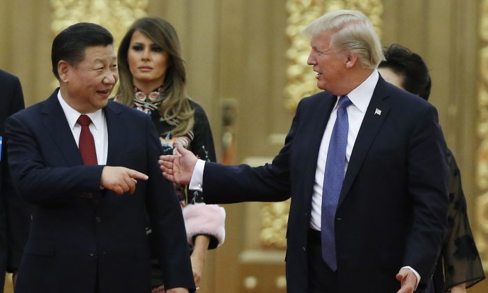 Le président américain Donald Trump et le dirigeant chinois Xi Jinping arrivent à un dîner d'État au Grand palais du Peuple à Pékin, le 9 novembre 2017. (Thomas Peter-Pool/Getty Images)