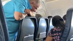 Un enfant en bas âge crie de façon incontrôlée dans l’avion jusqu’à ce qu’un passager bienveillant se lève et passe la main sur sa tablette