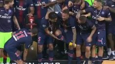 PSG : Neymar se fait marcher sur le pied pendant la cérémonie