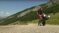 700 km à travers les Alpes avec 30 kg dans sa brouette – un jeune Lochois marche pour une cause noble