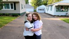 Plus étrange que la fiction : Une femme du Wisconsin découvre que sa nouvelle voisine n’est autre que sa sœur biologique perdue depuis longtemps