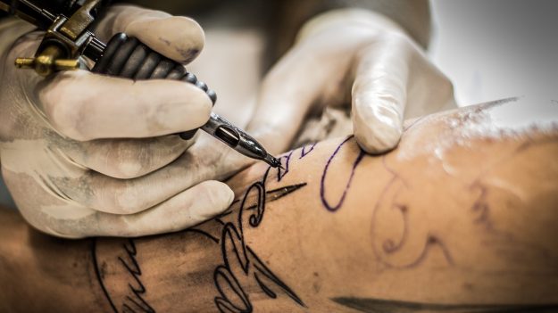 Une étude européenne révèle la présence de substances cancérigènes dans l’encre à tatouage
