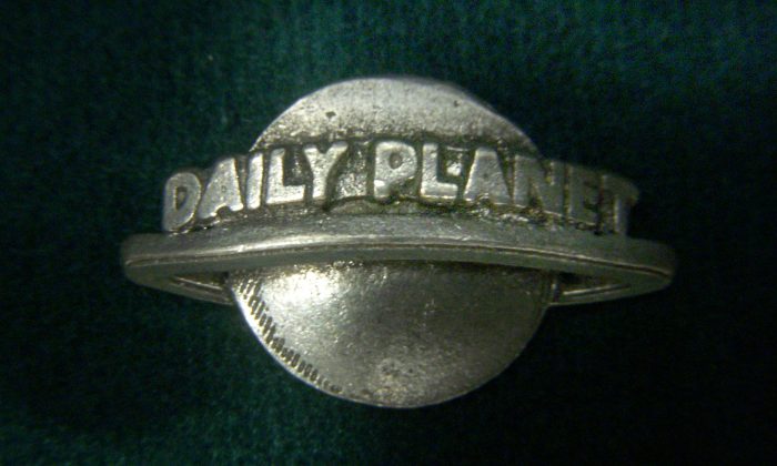 Une épinglette "Daily Planet" est photographiée le 20 mai 2009. (JD Hancock/Flickr, CC BY 2.0 https://creativecommons.org/licenses/by/2.0/)