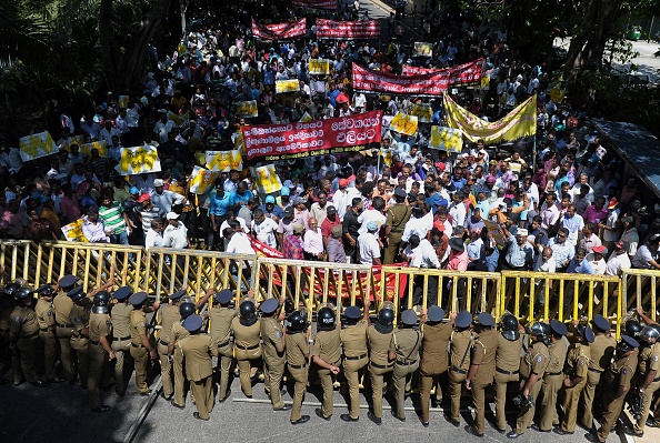 La police sri lankaise monte la garde lors d'une manifestation contre la vente à une entreprise chinoise d'une participation dans un port déficitaire, à Colombo, le 1er février 2017. (ISHARA S. KODIKARA/AFP/Getty Images)
