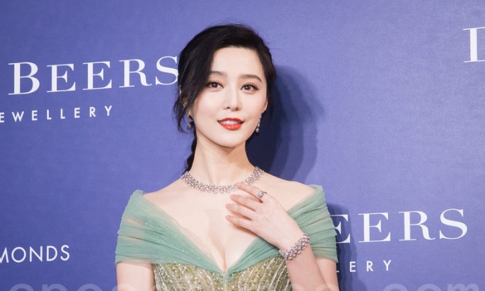Sur cette photo, l'actrice chinoise Fan Bingbing assiste à une exposition de diamants DeBeers à Taipei, en République de Chine. (Chen Baizhou/The Epoch Times)


